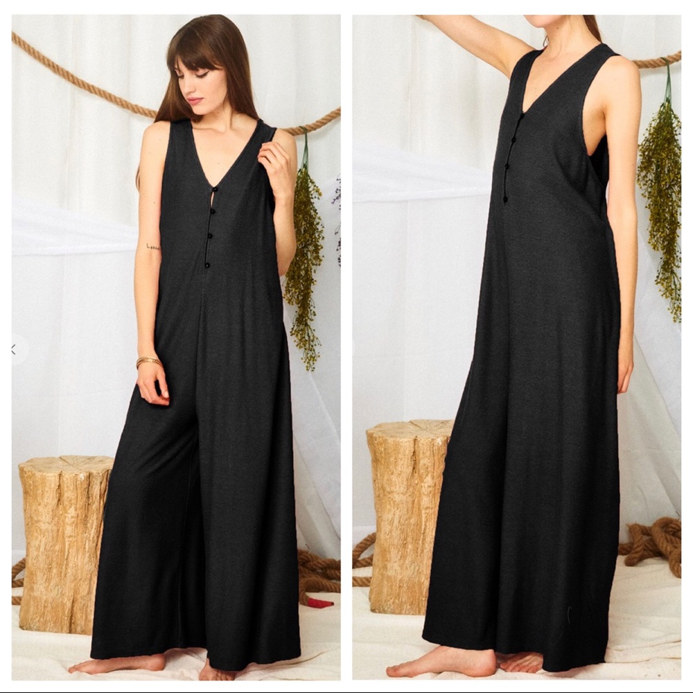 #08 Fabulous sleeveless wide leg black jumpsuit - Picture 2 of 3